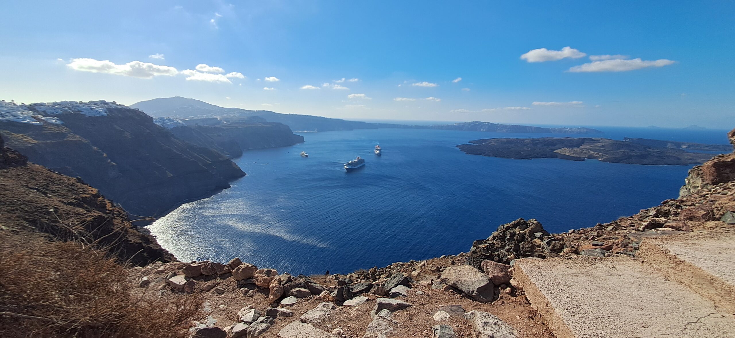 Stunning view of the Santorini caldera with the Aegean Sea and cruise ships below