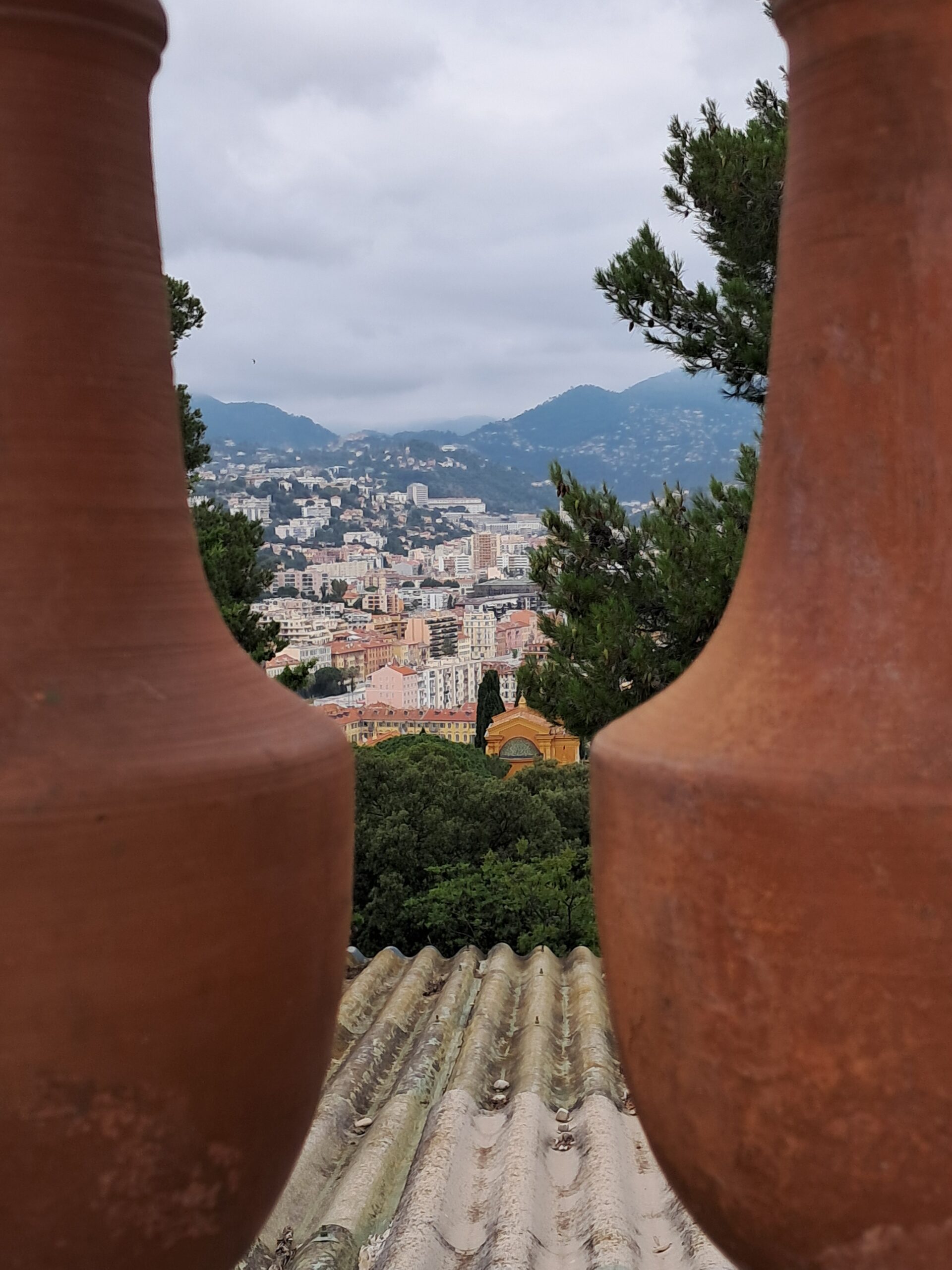 The view over Nice framed from Colline du Chateau