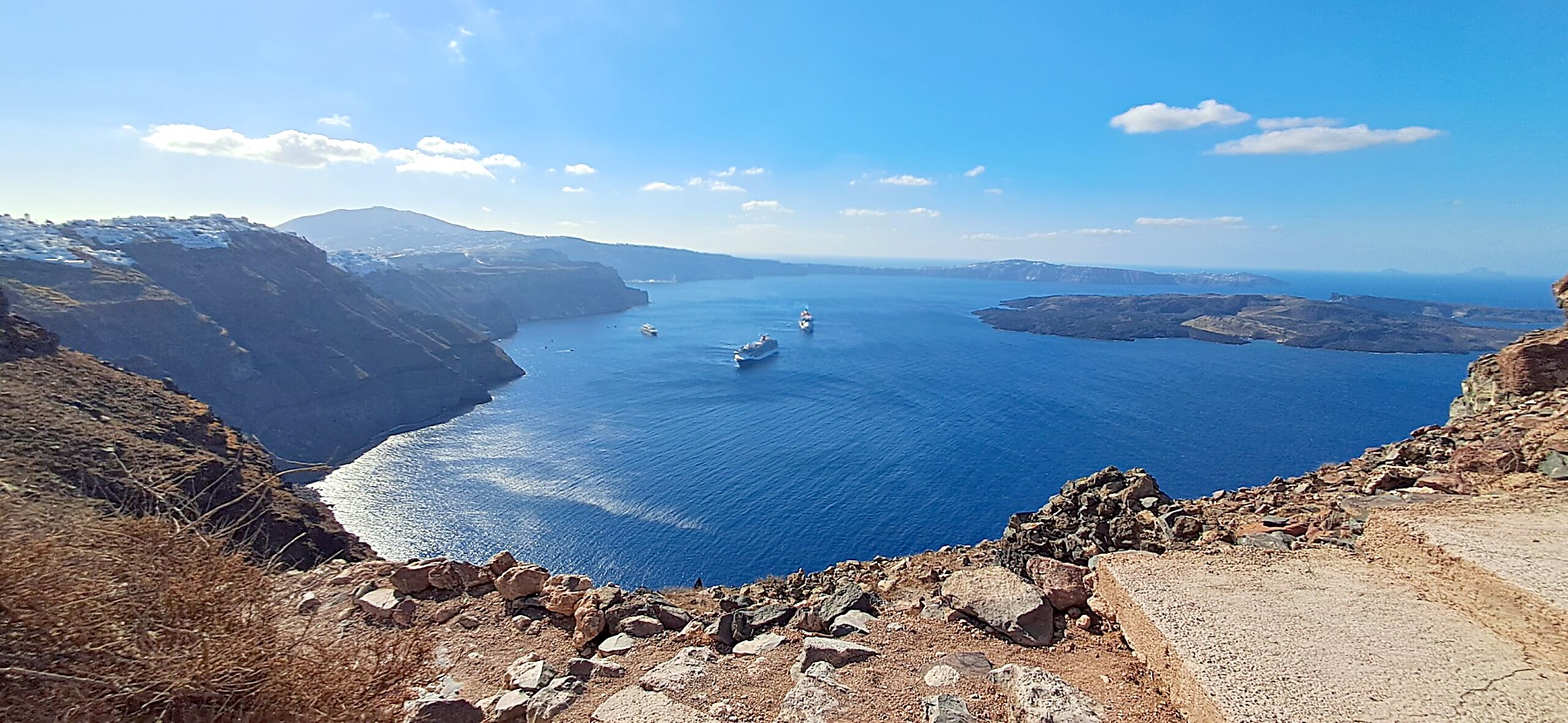 Stunning view of the Santorini caldera with the Aegean Sea and cruise ships below